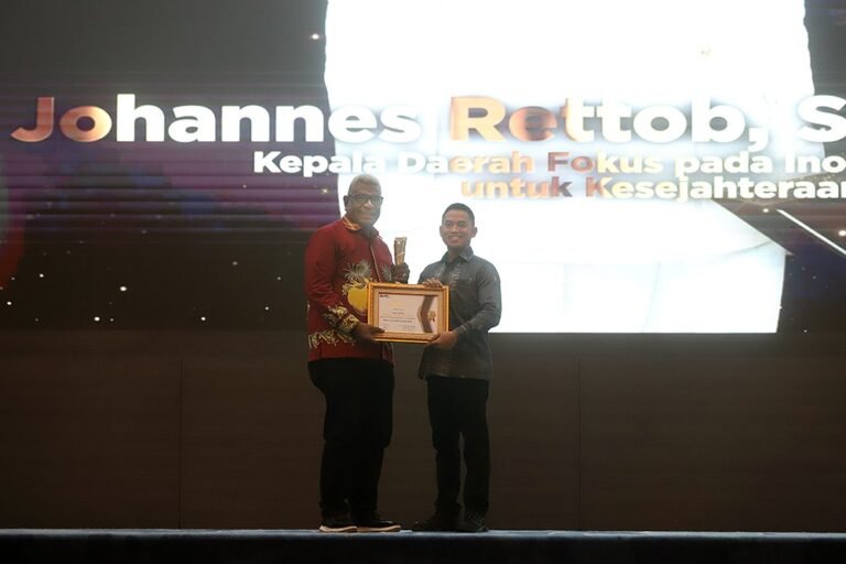 Bupati Mimika Johannes Rettob Sabet Penghargaan Inovasi Daerah KWP Award 2026